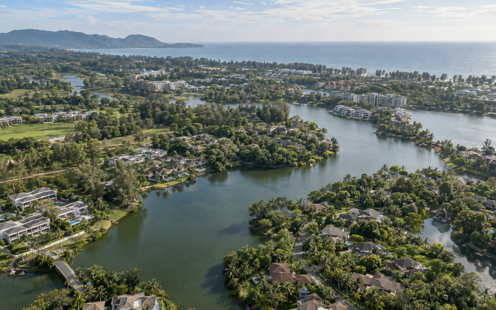 Laguna 湖泊、建筑与邦涛海岸的航拍实景